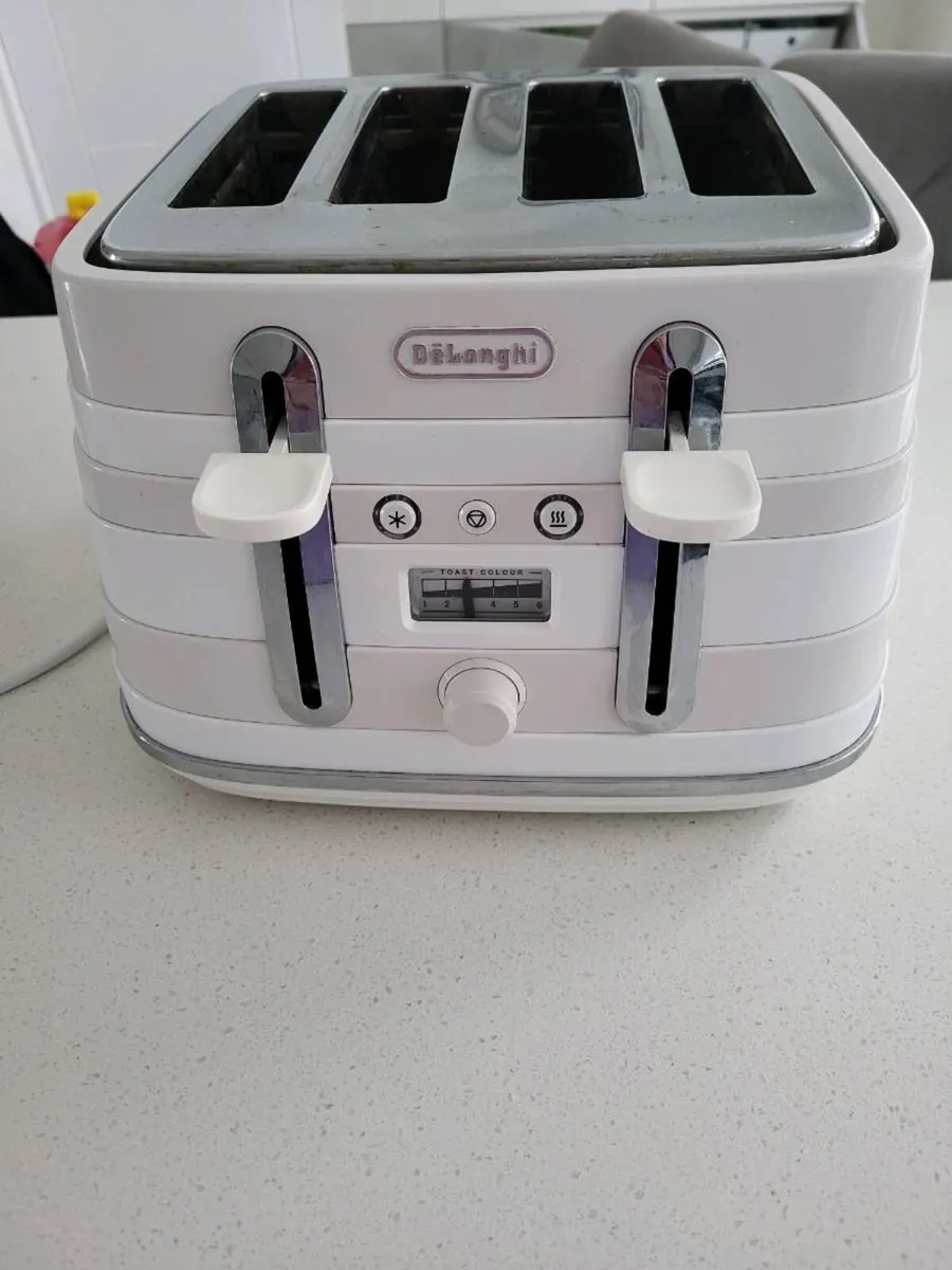 Delonghi toaster and kettle - Image 3