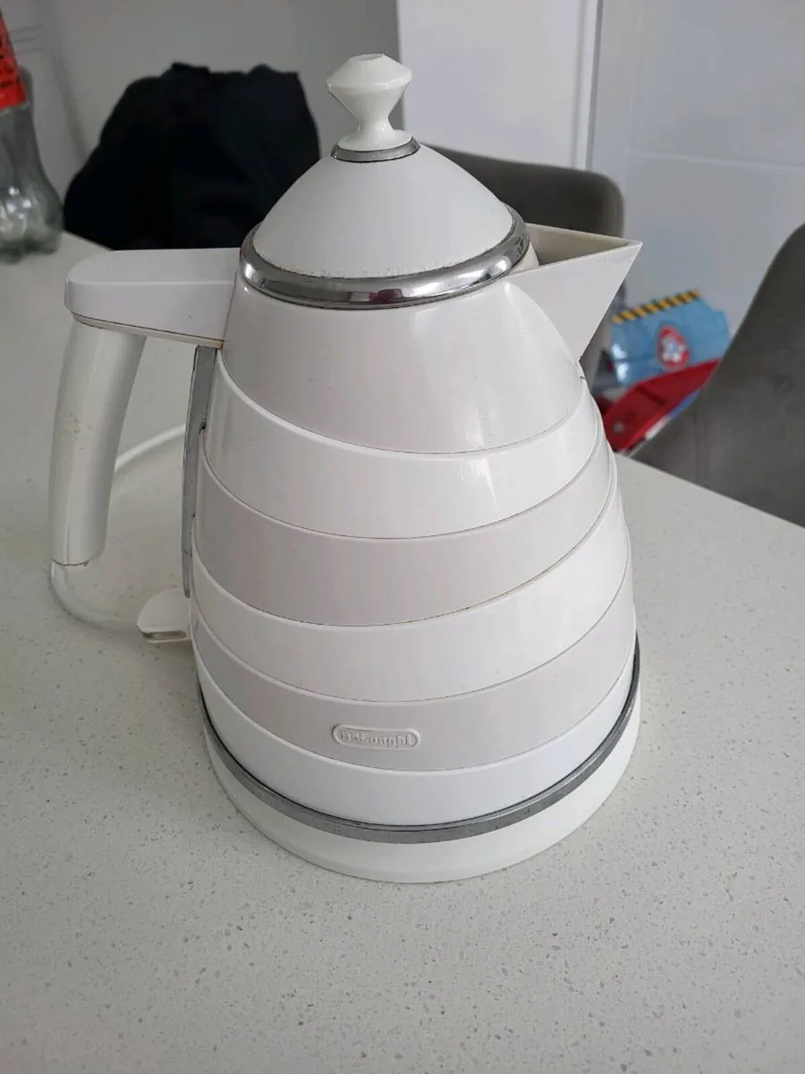 Delonghi toaster and kettle - Image 4