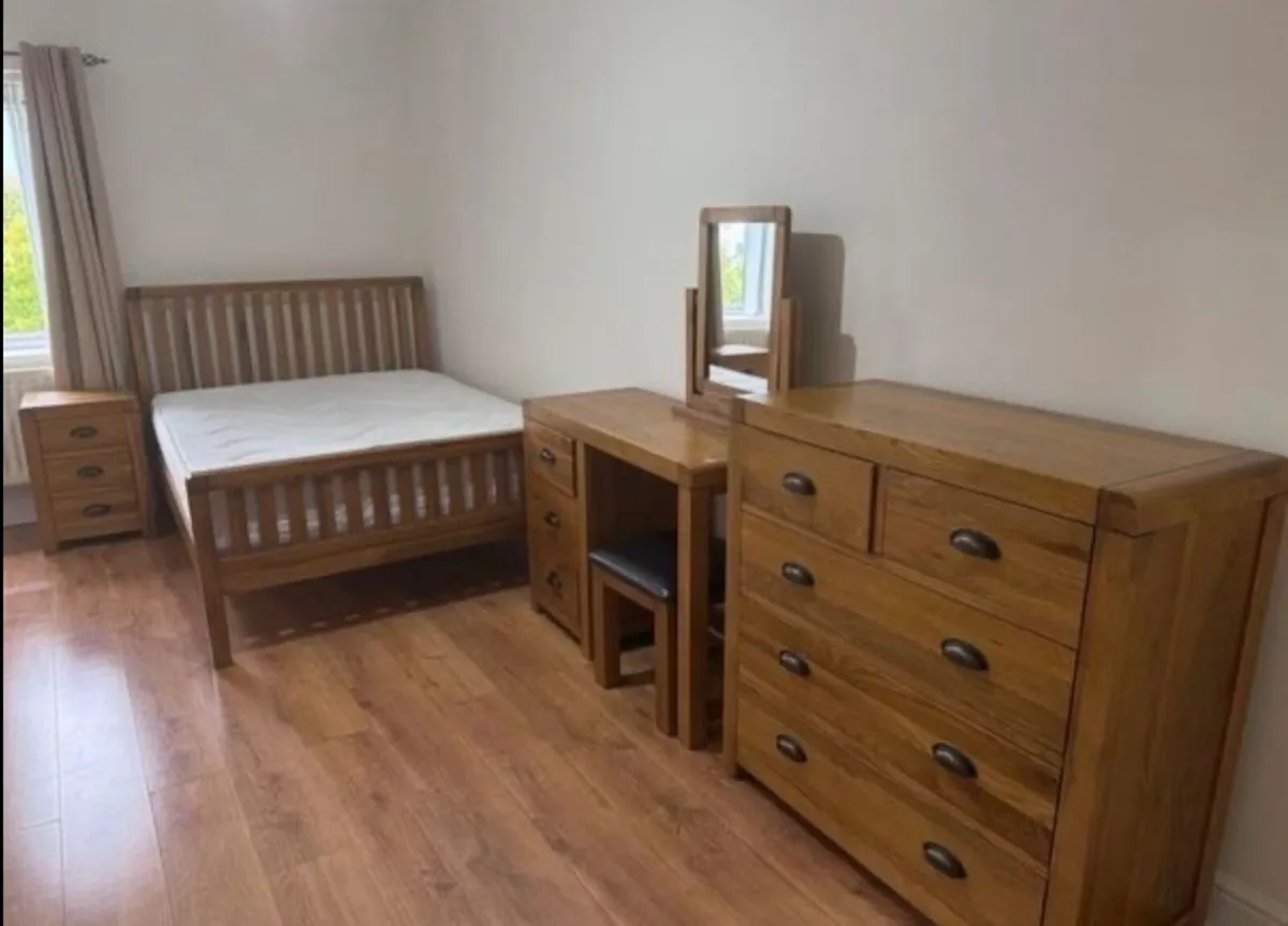 Solid oak bedroom furniture - Image 1