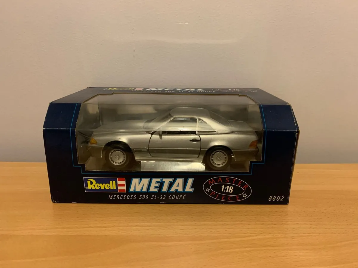 Mercedes 500 SL 32 Coupe 1/18 Revell Metal Model - Image 1