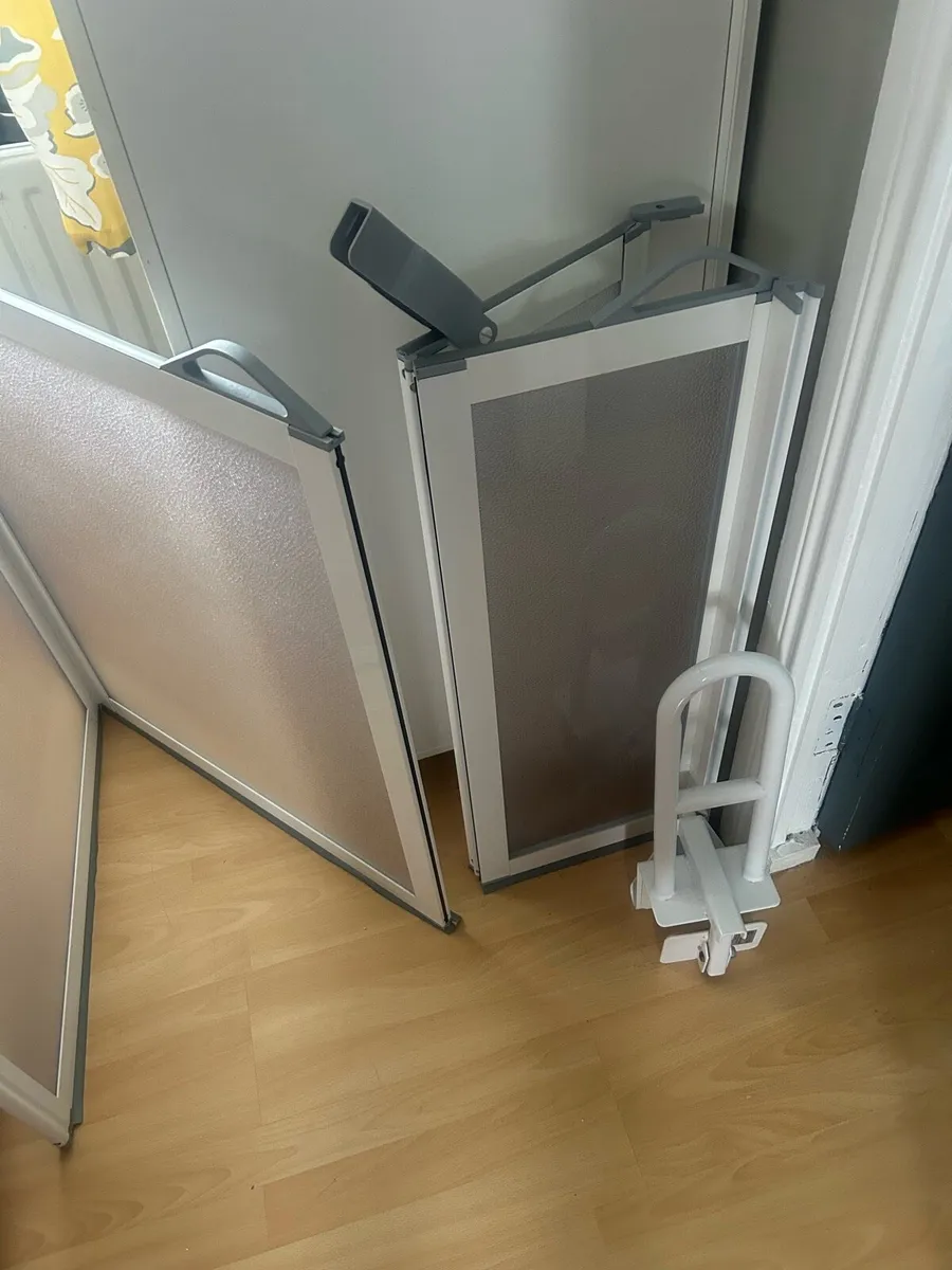 Folding shower screen, and safety grab bar - Image 3