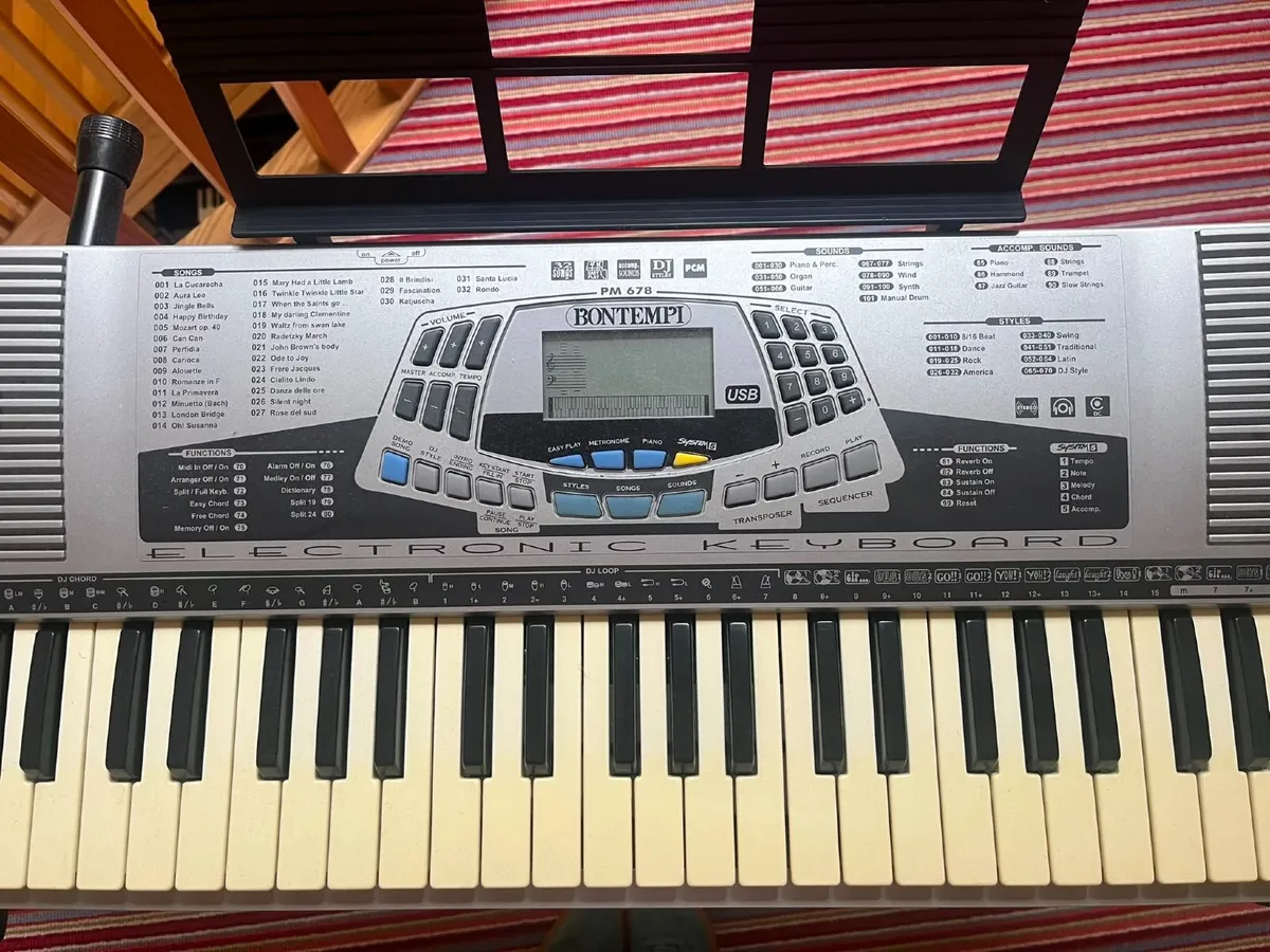 Piano Keyboard with Stand. - Image 3