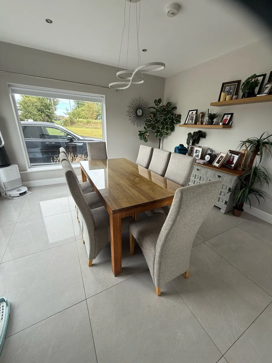 Table and chairs - Image 2