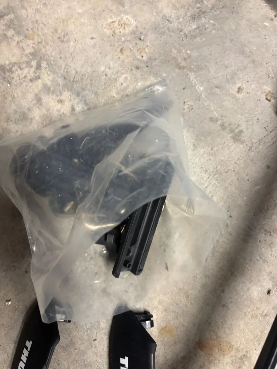 Thule Roof box with bars - Image 4