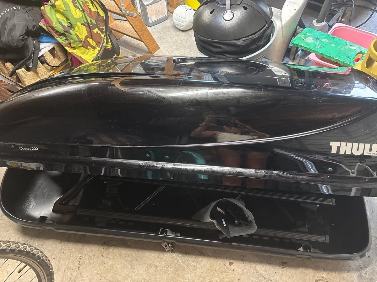 Thule Roof box with bars - Image 1