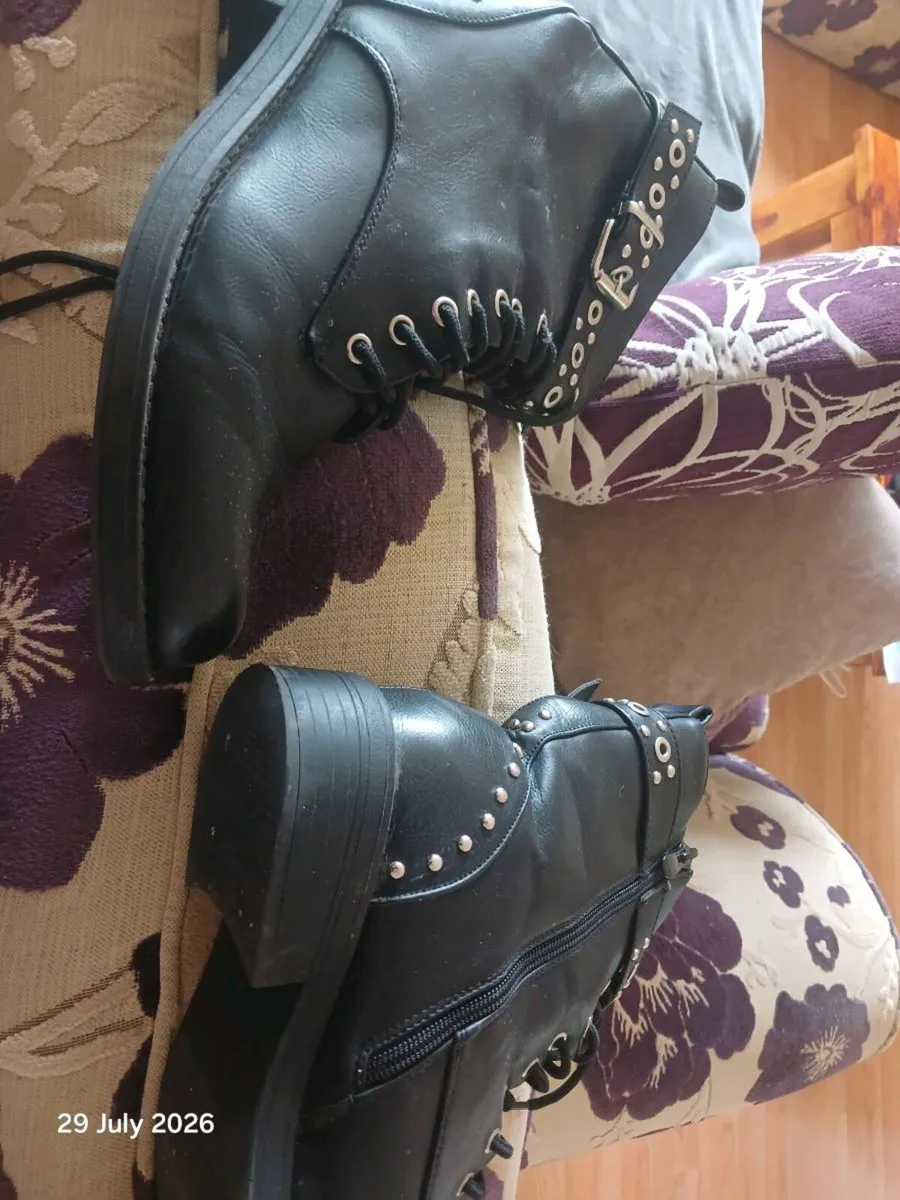 Boots - Image 1