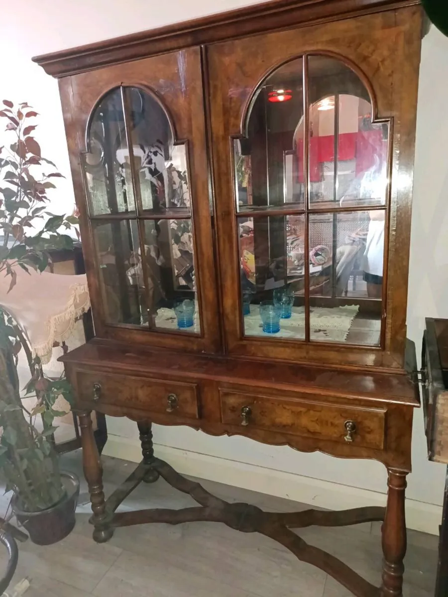 Antique cabinet - Image 1