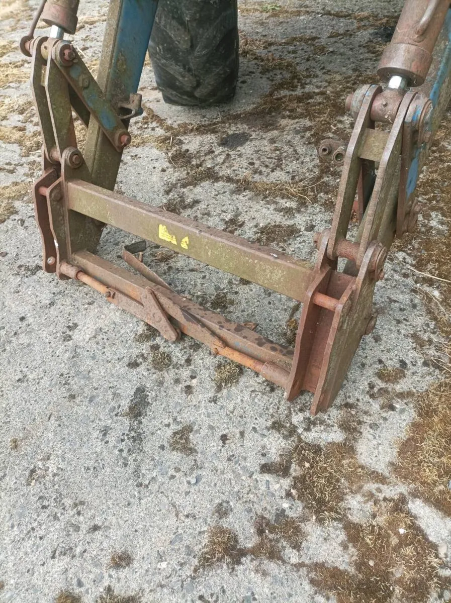 Tanco 878 loader and brackets - Image 4