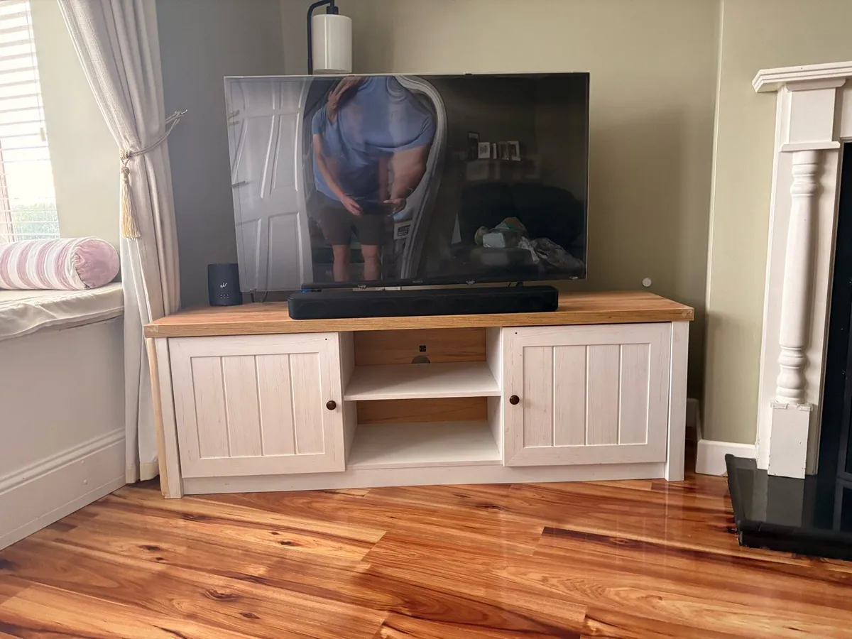 TV stand - Image 1