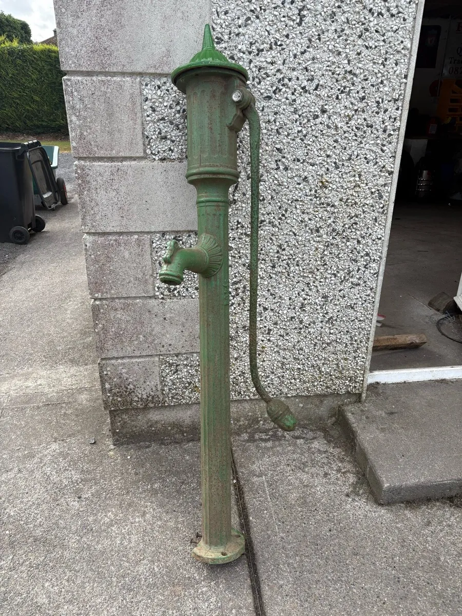 Vintage water pump - Image 1