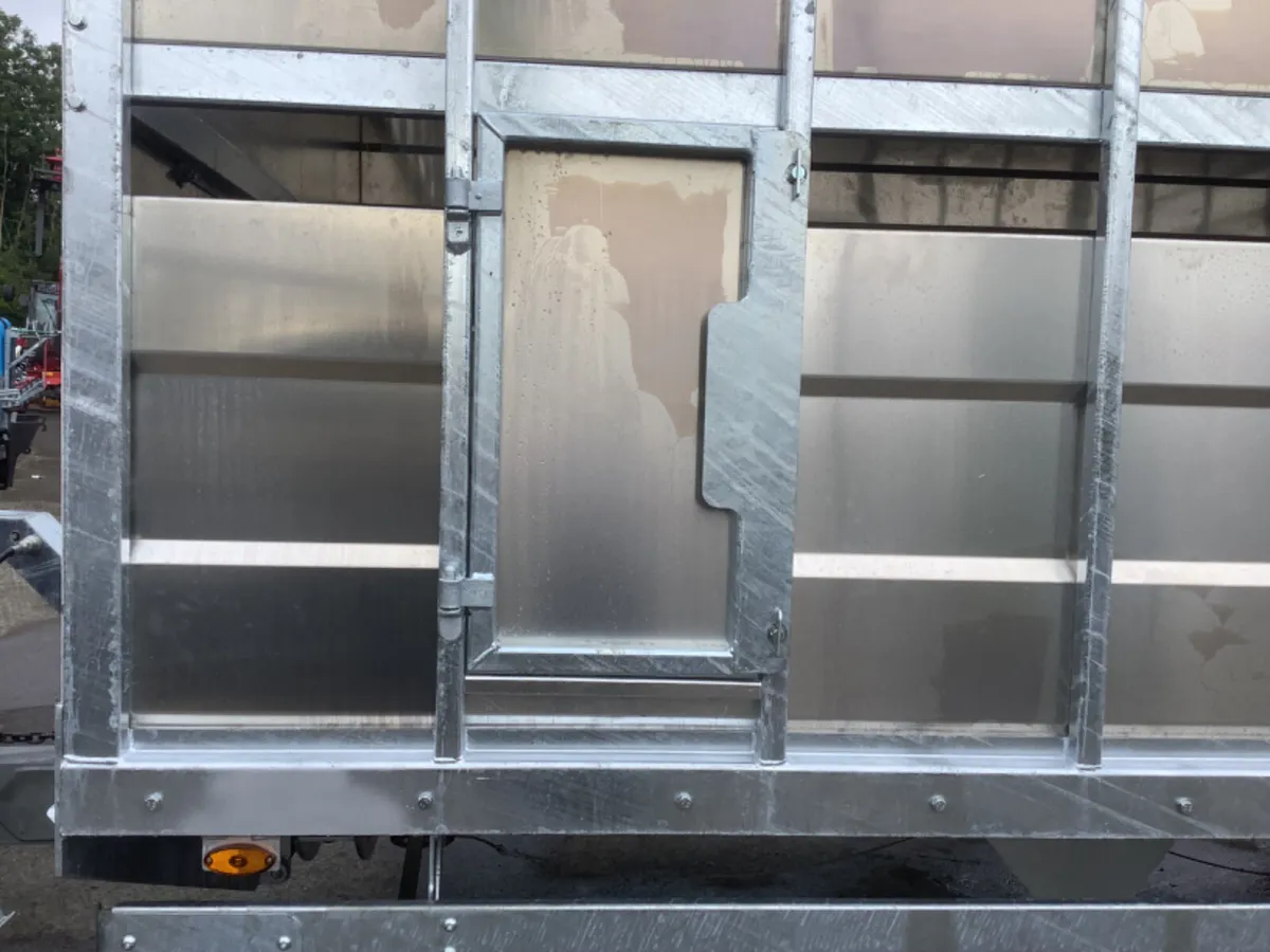 New 24 ft. OES cattle trailer - Image 2