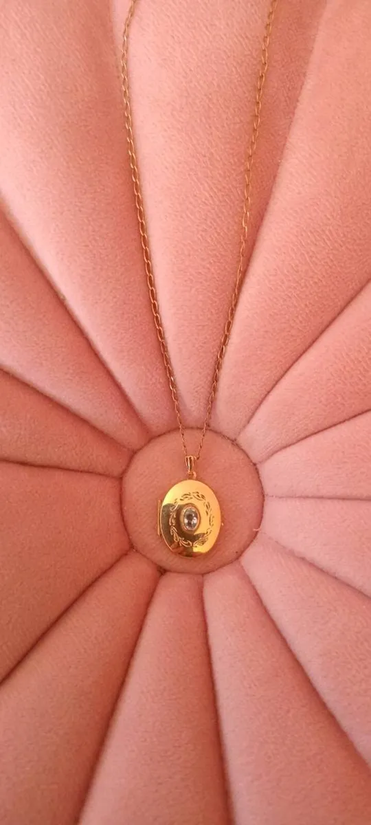 Gold locket & Chain 9ct