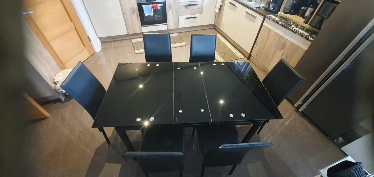 Extendable dining table - Image 1