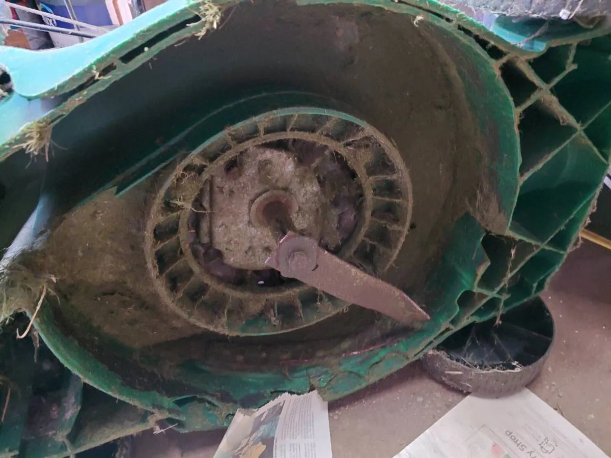 Free lawnmower for parts - Image 3