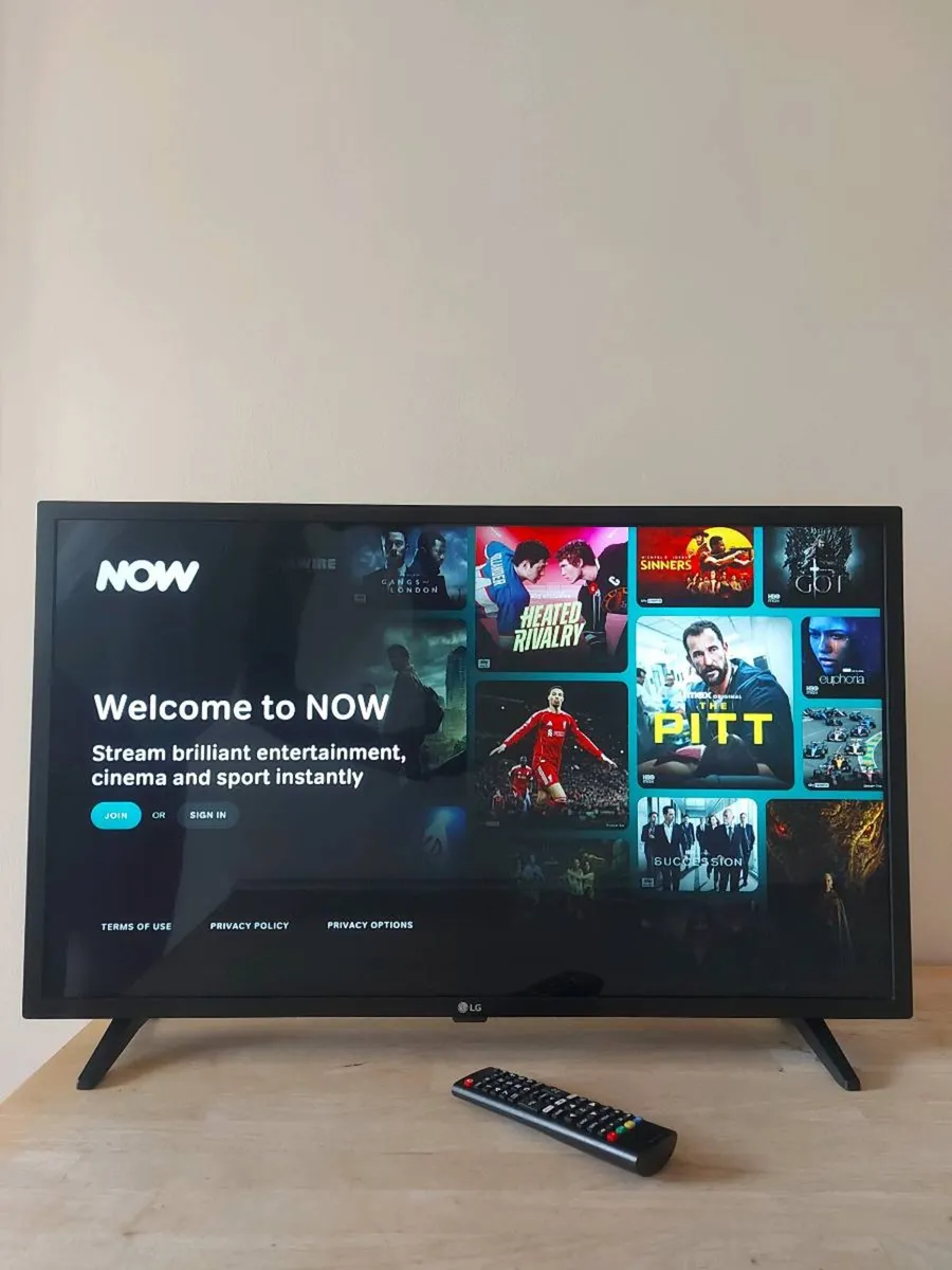 LG 32" smart TV - Image 2