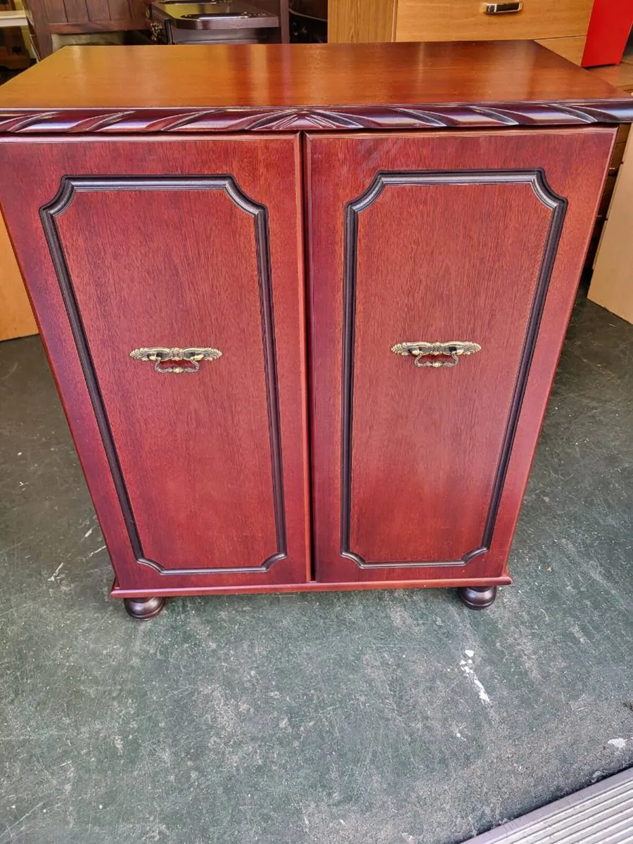 Beautiful Mahogany Drinks Cabinet - Image 1