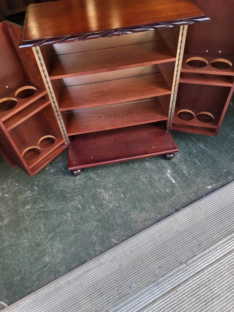 Beautiful Mahogany Drinks Cabinet - Image 2