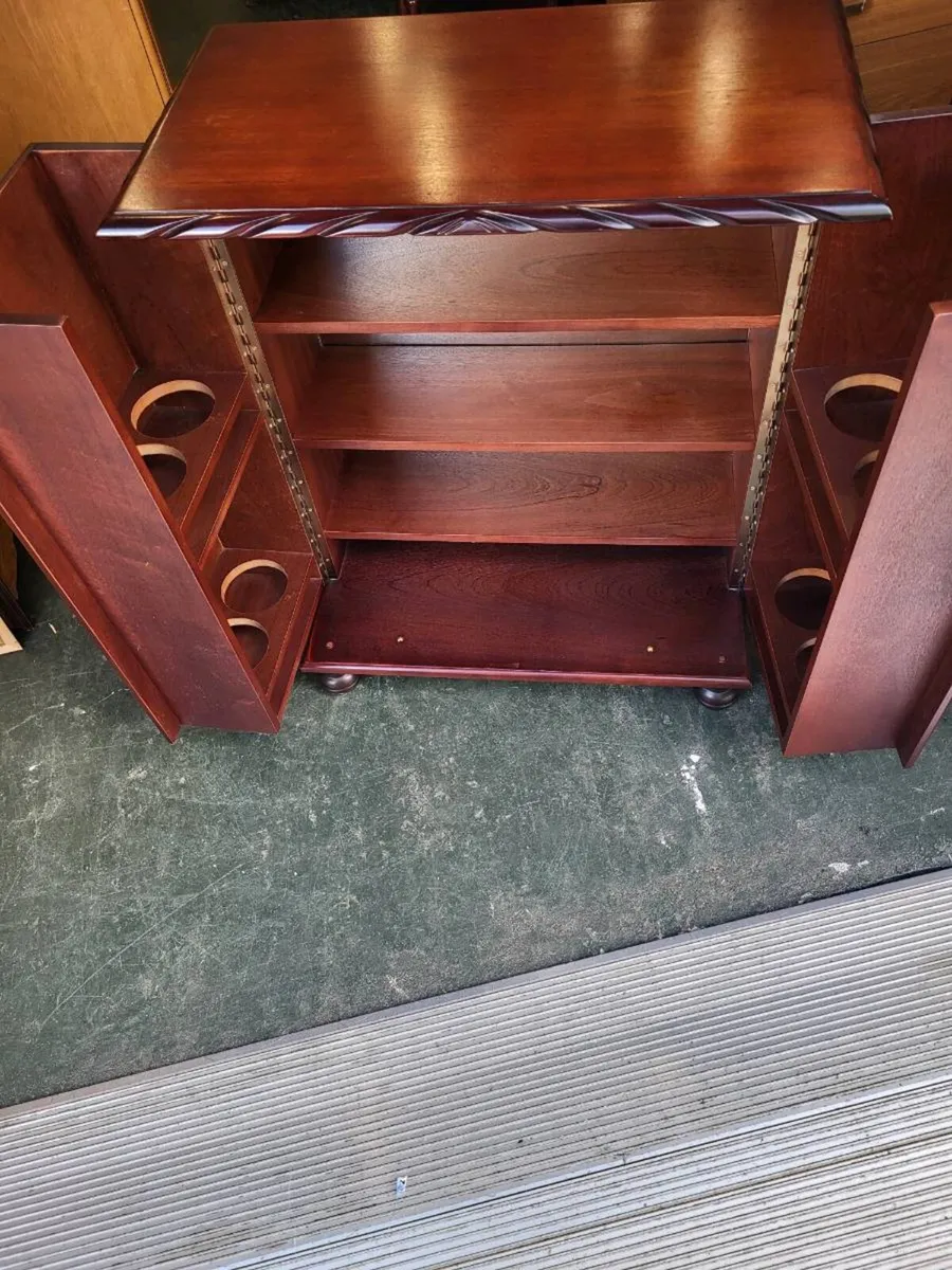 Beautiful Mahogany Drinks Cabinet - Image 3