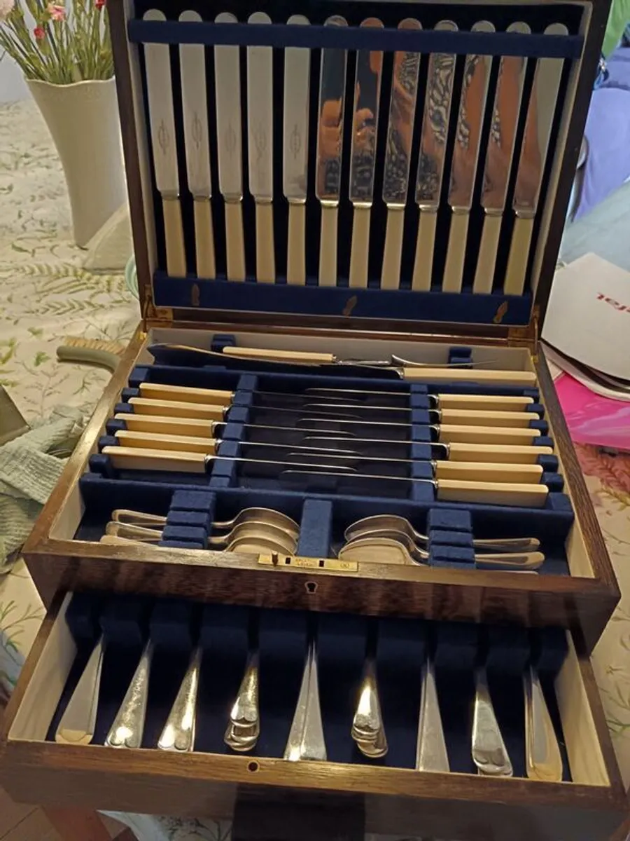 Box chest of cutlery - Image 1