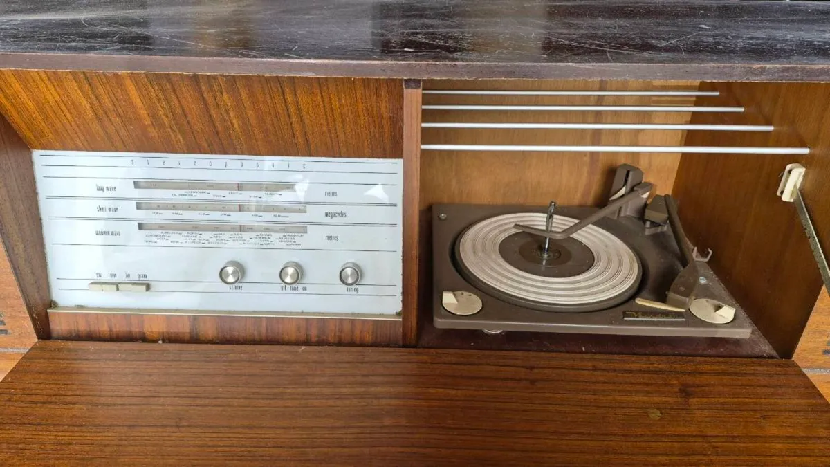 Antique radio record player - Image 1