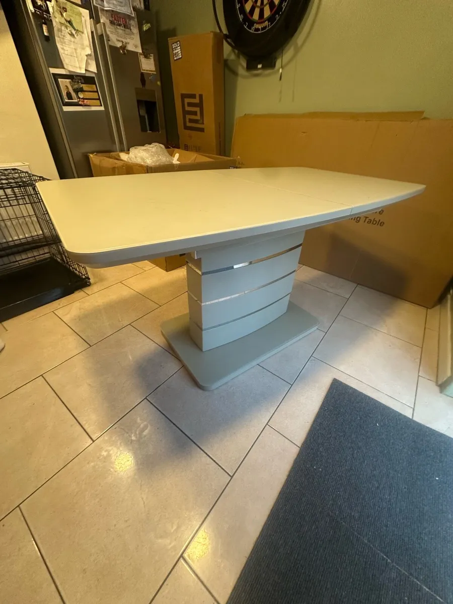 Extending dining table - Image 1