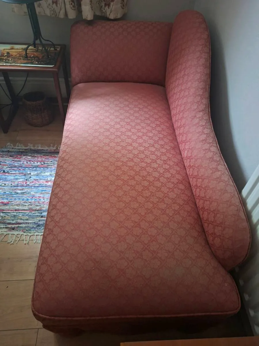 Chaise longe  and Futon - Image 1