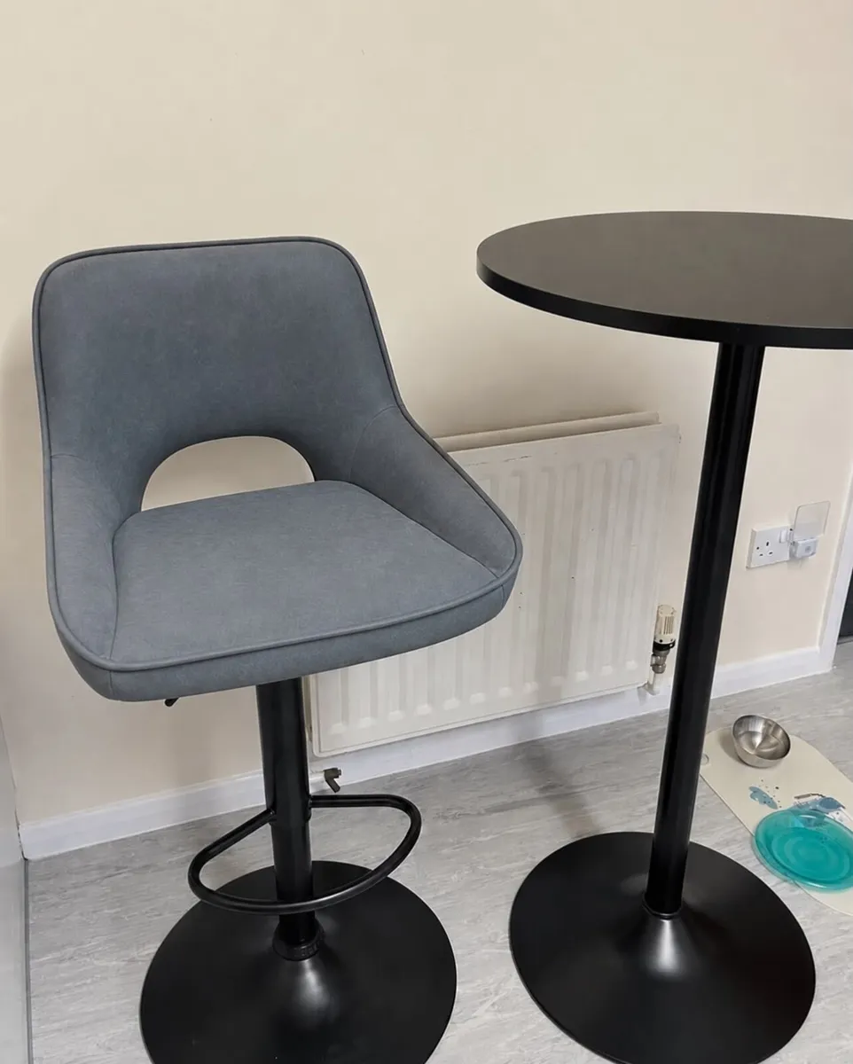 Bar stool and bistro table - Image 1