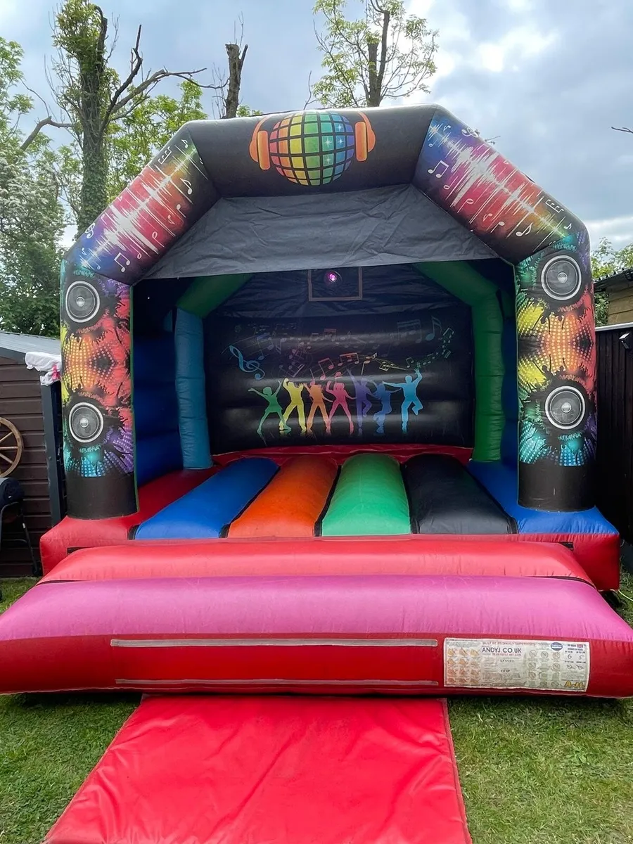 Bouncy castle - Image 3