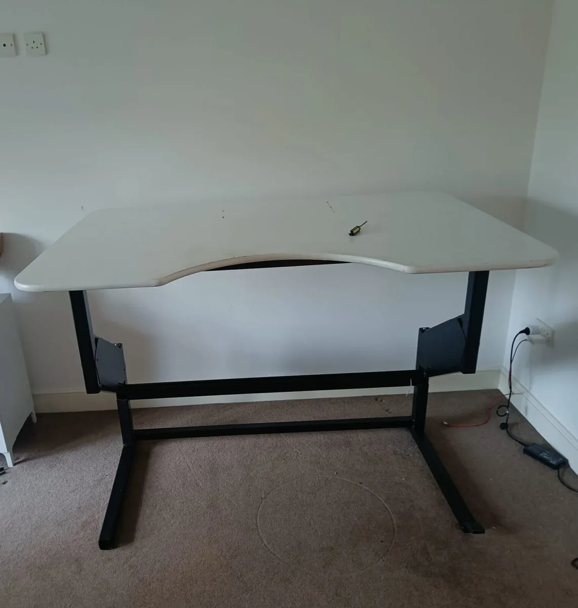 Hydraulic standing desk