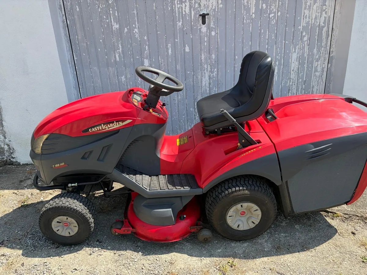 Ride on tractor lawnmower - Image 1