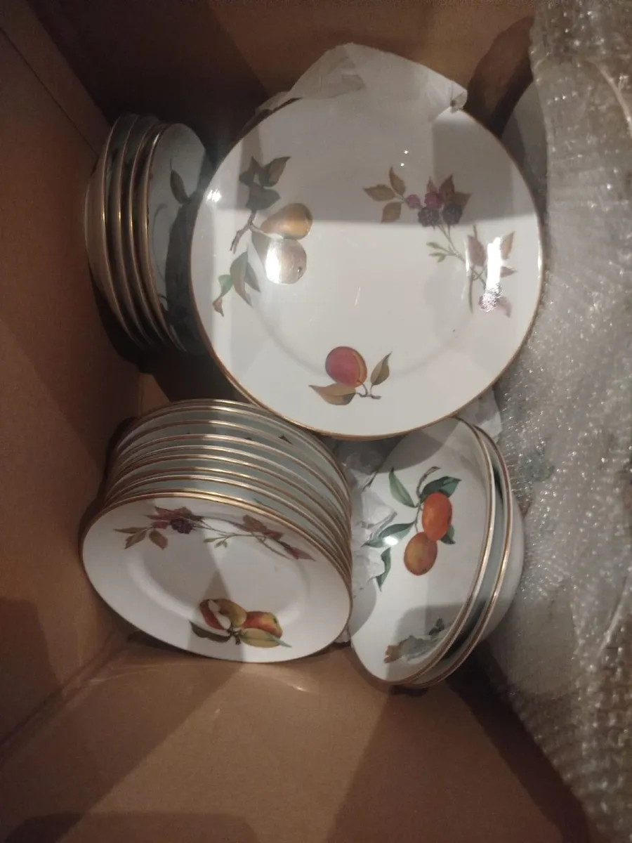 Royal Worcester Fine Porcelain Dinner Service - Image 2