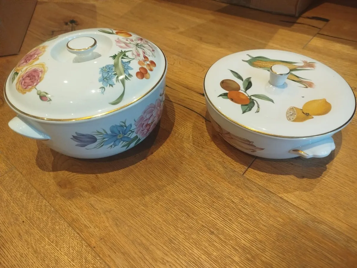 Royal Worcester Fine Porcelain Dinner Service - Image 3