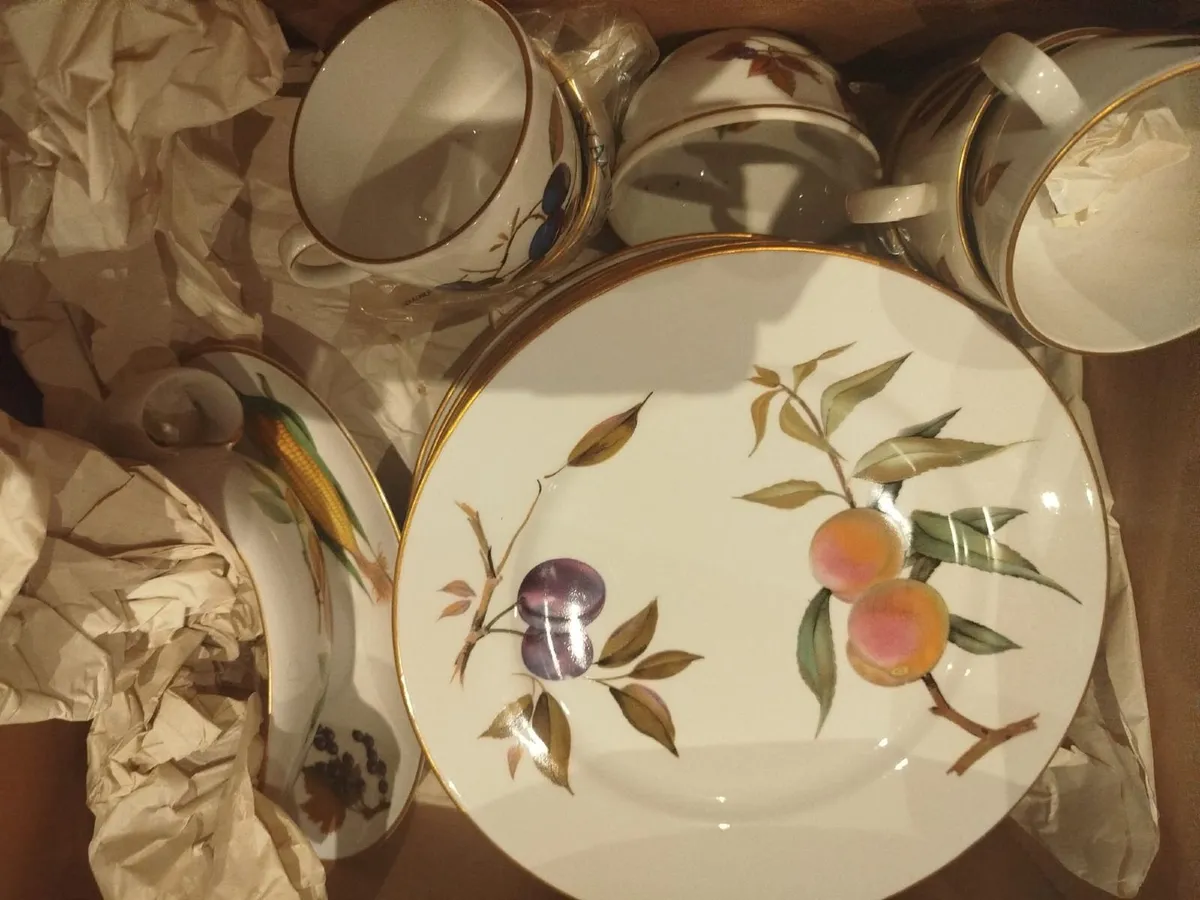Royal Worcester Fine Porcelain Dinner Service - Image 4