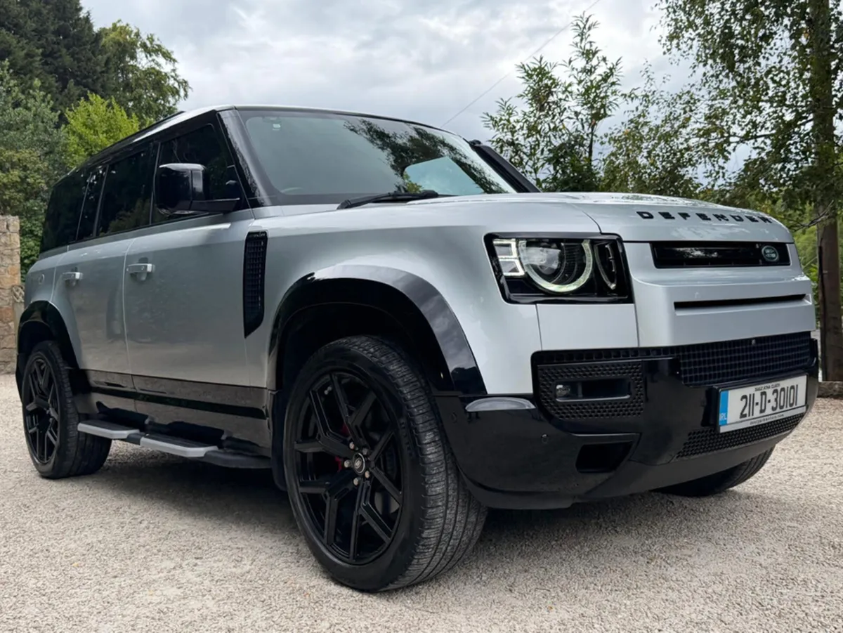 Land Rover Defender 110 3.0 D HARD TOP SE 3 SEAT C - Image 1