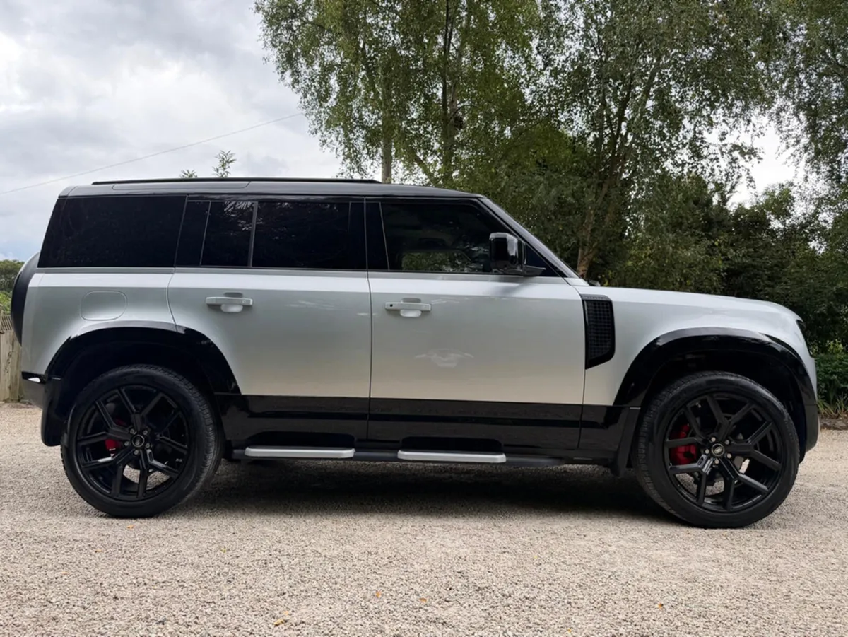 Land Rover Defender 110 3.0 D HARD TOP SE 3 SEAT C - Image 4