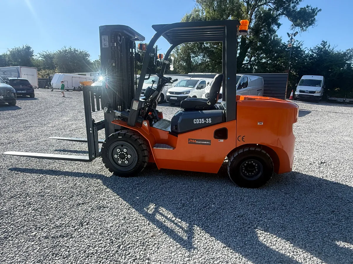 BRAND NEW PM CD35-3S 3.5 TON DIESEL FORK - Image 2