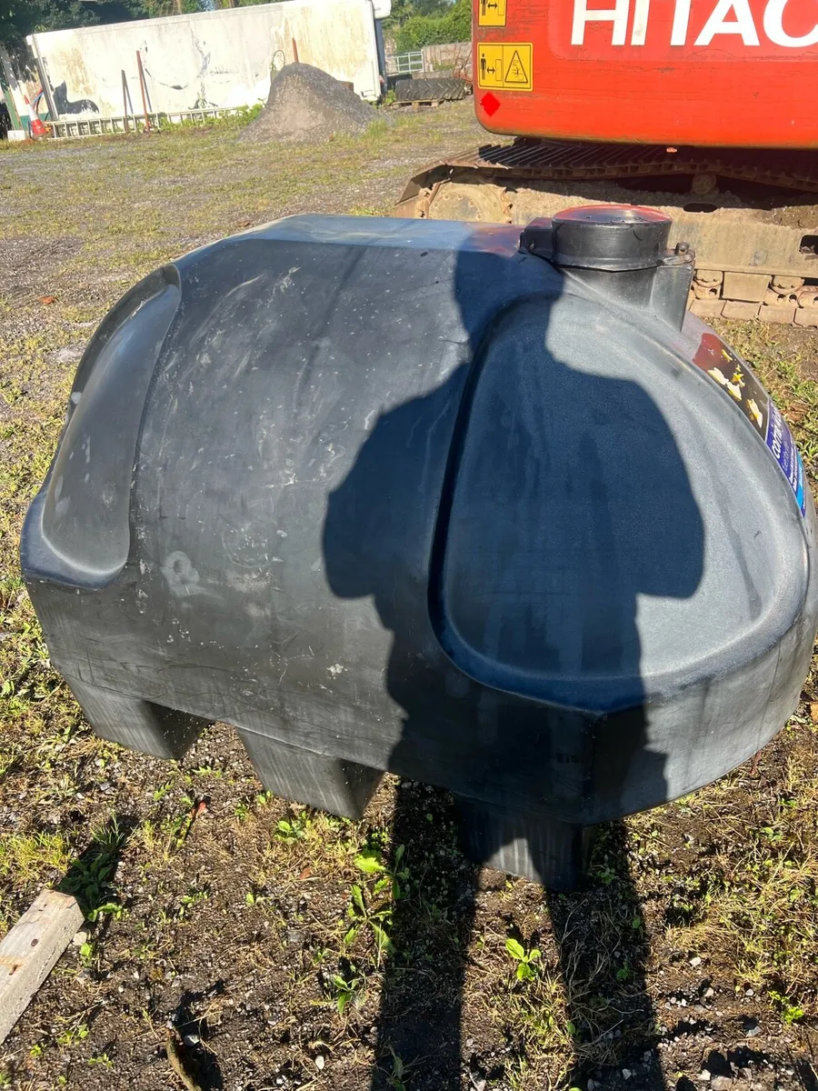 Oil tank - clean, no leaks - Image 1