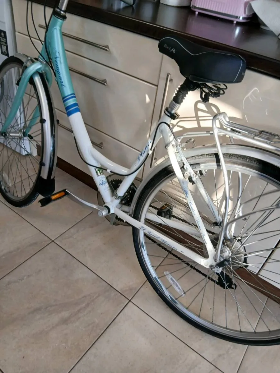 LADIES BICYCLE 28 INCH WHEELS LIKE NEW - Image 4