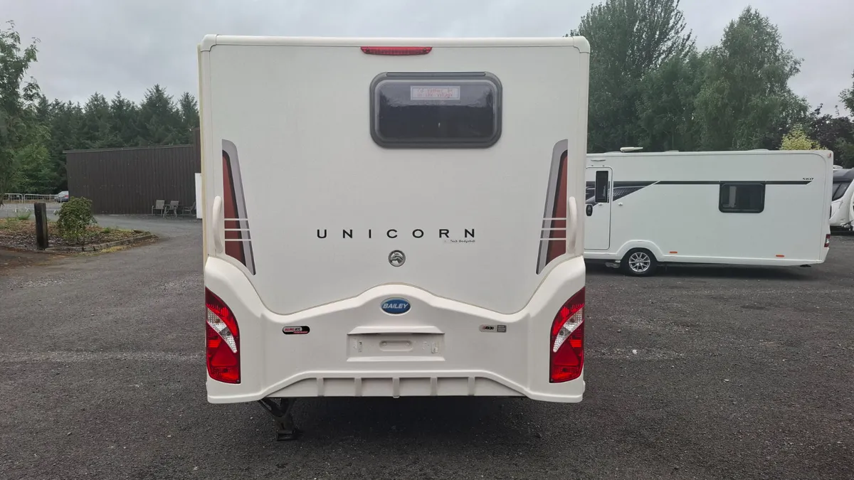 Bailey Unicorn Vigo Caravan Island Bed - Image 3