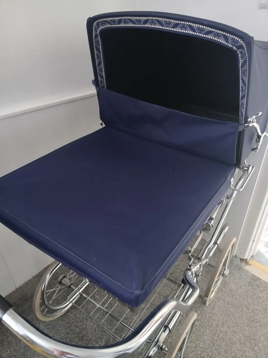 Vintage pram - Image 2