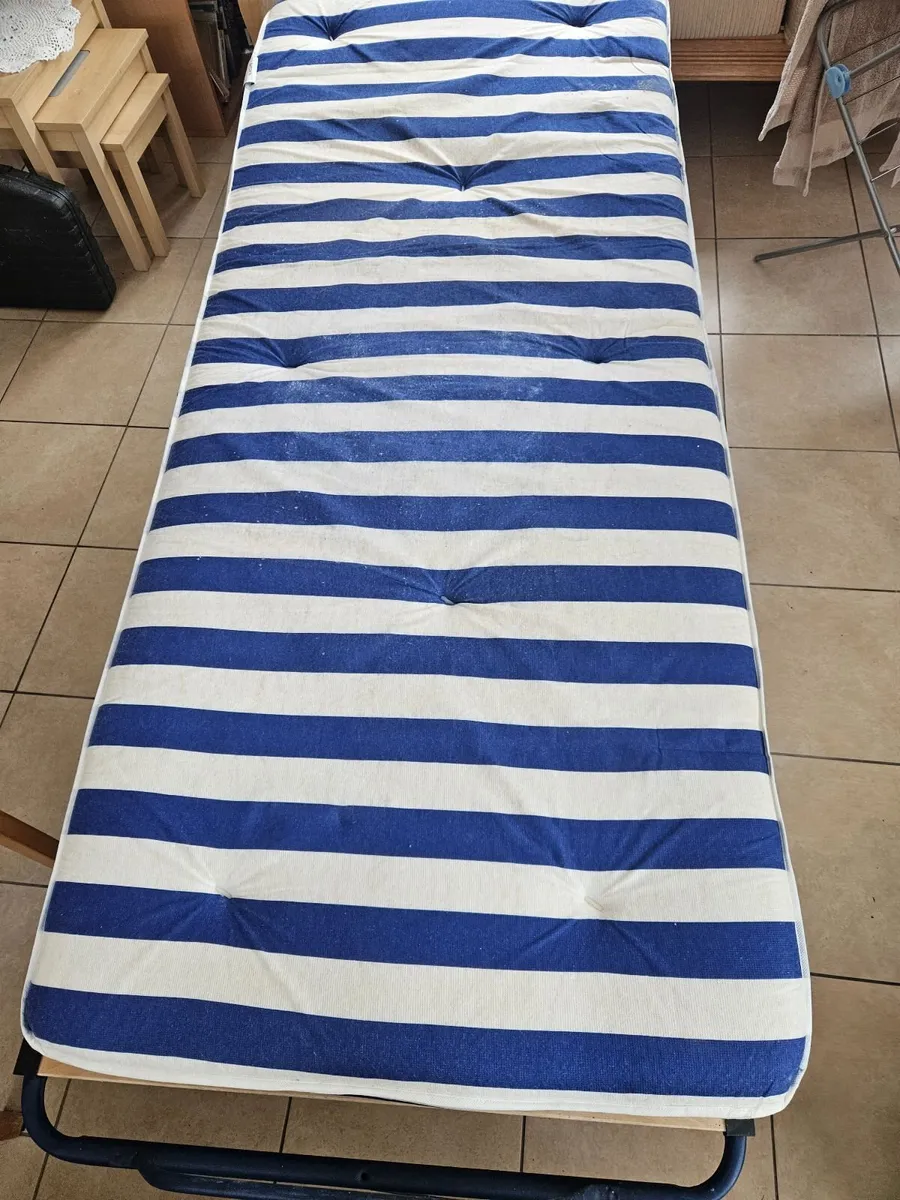 Foldupbed and mattress - Image 3