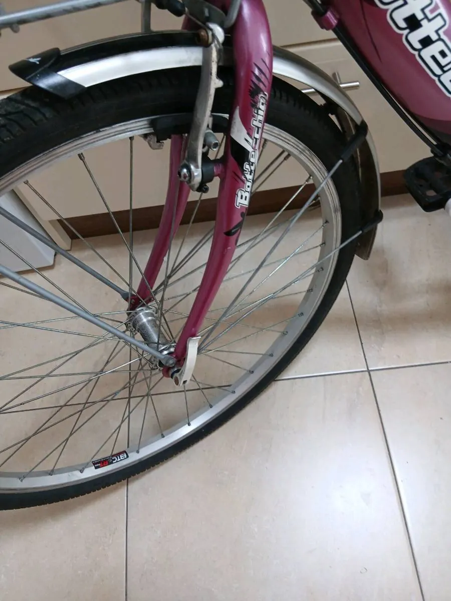 LADIES OR GIRLS BIKE 26 INCH WHEELS LIKE NEW - Image 2