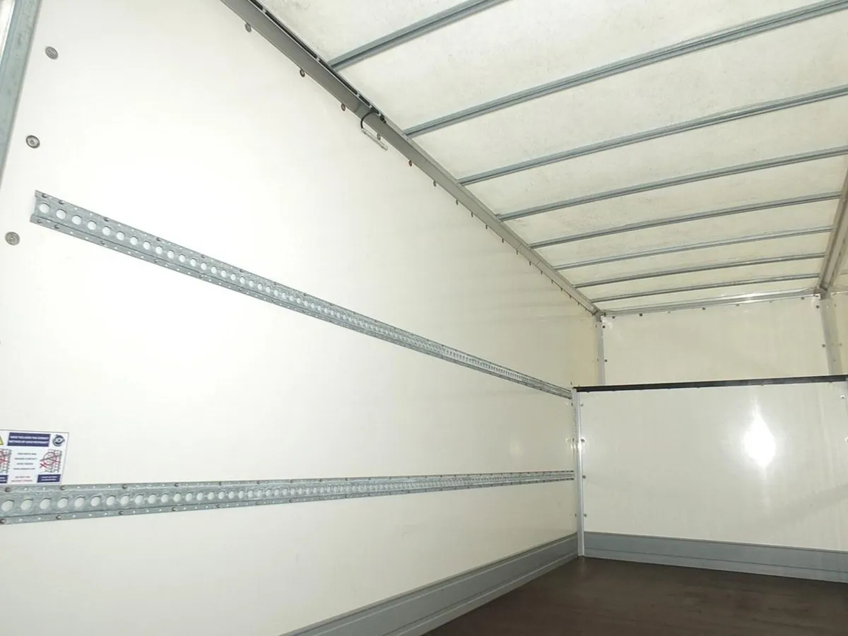 VB - 2021 Iveco Daily Luton Box Van - Image 3