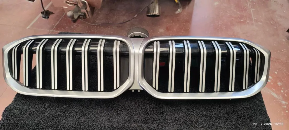 Genuine BMW G30/G31 LCI Front Kidney Grille - Image 1