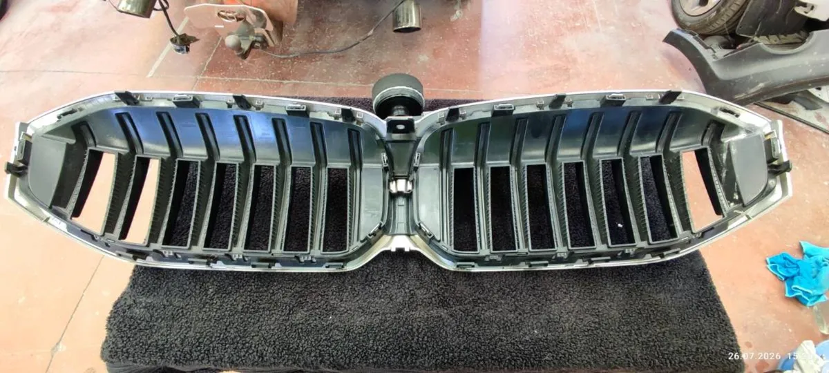 Genuine BMW G30/G31 LCI Front Kidney Grille - Image 2