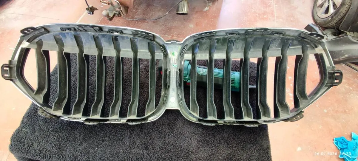 Genuine OEM BMW 5 Series G30 G31 LCI Front Kidney - Image 2