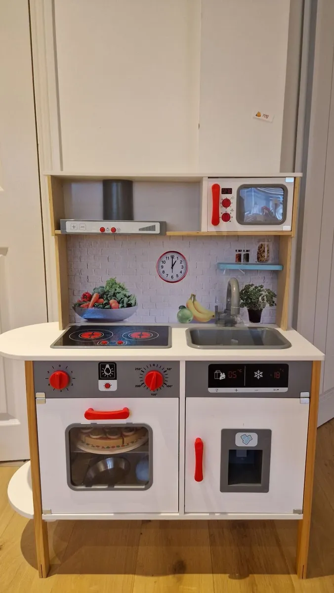 Child's play kitchen and accessories - Image 1