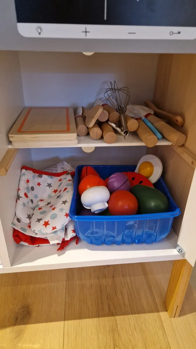 Child's play kitchen and accessories - Image 3