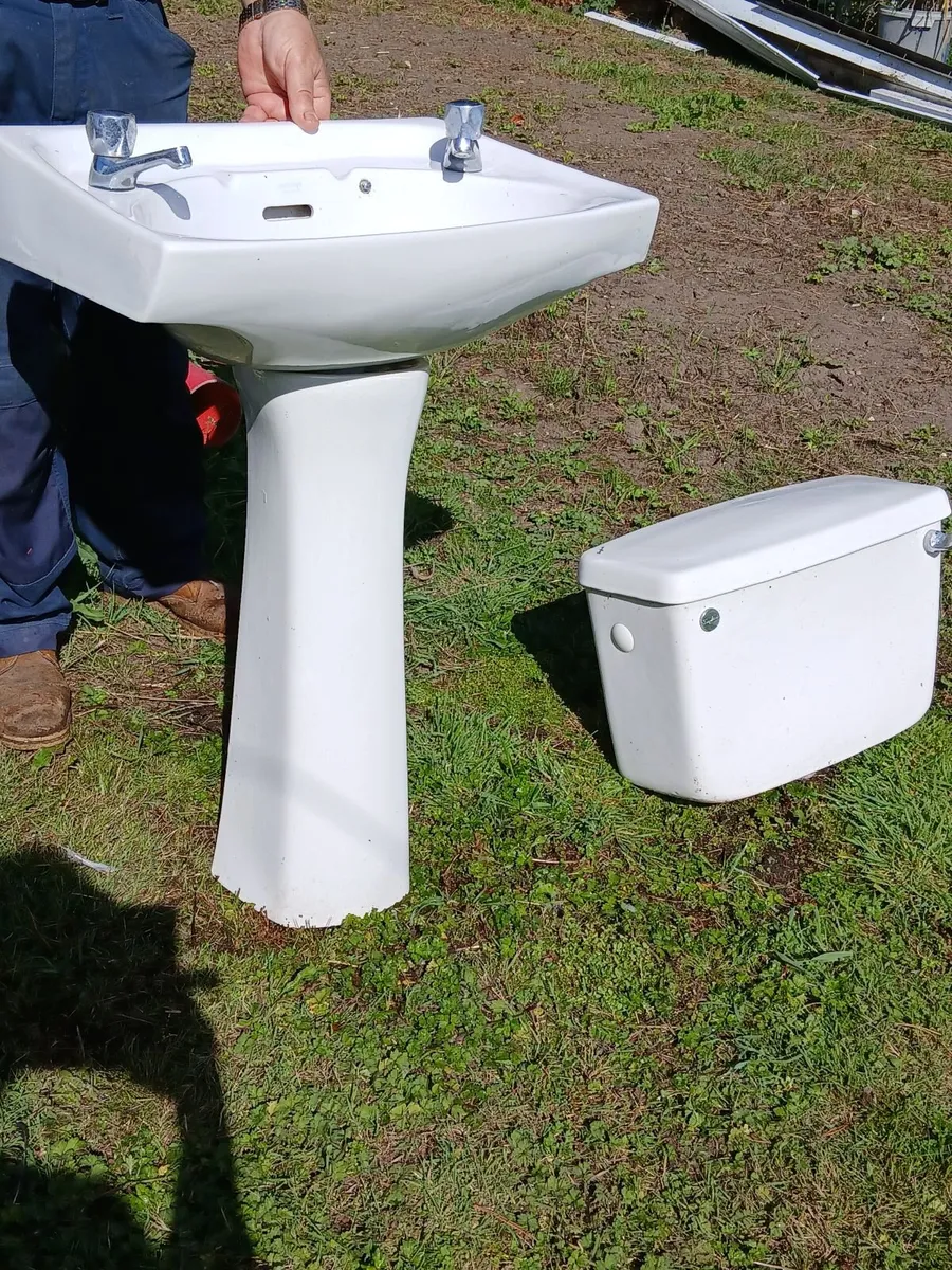 Bathroom wash basin pedestal and cistern - Image 1