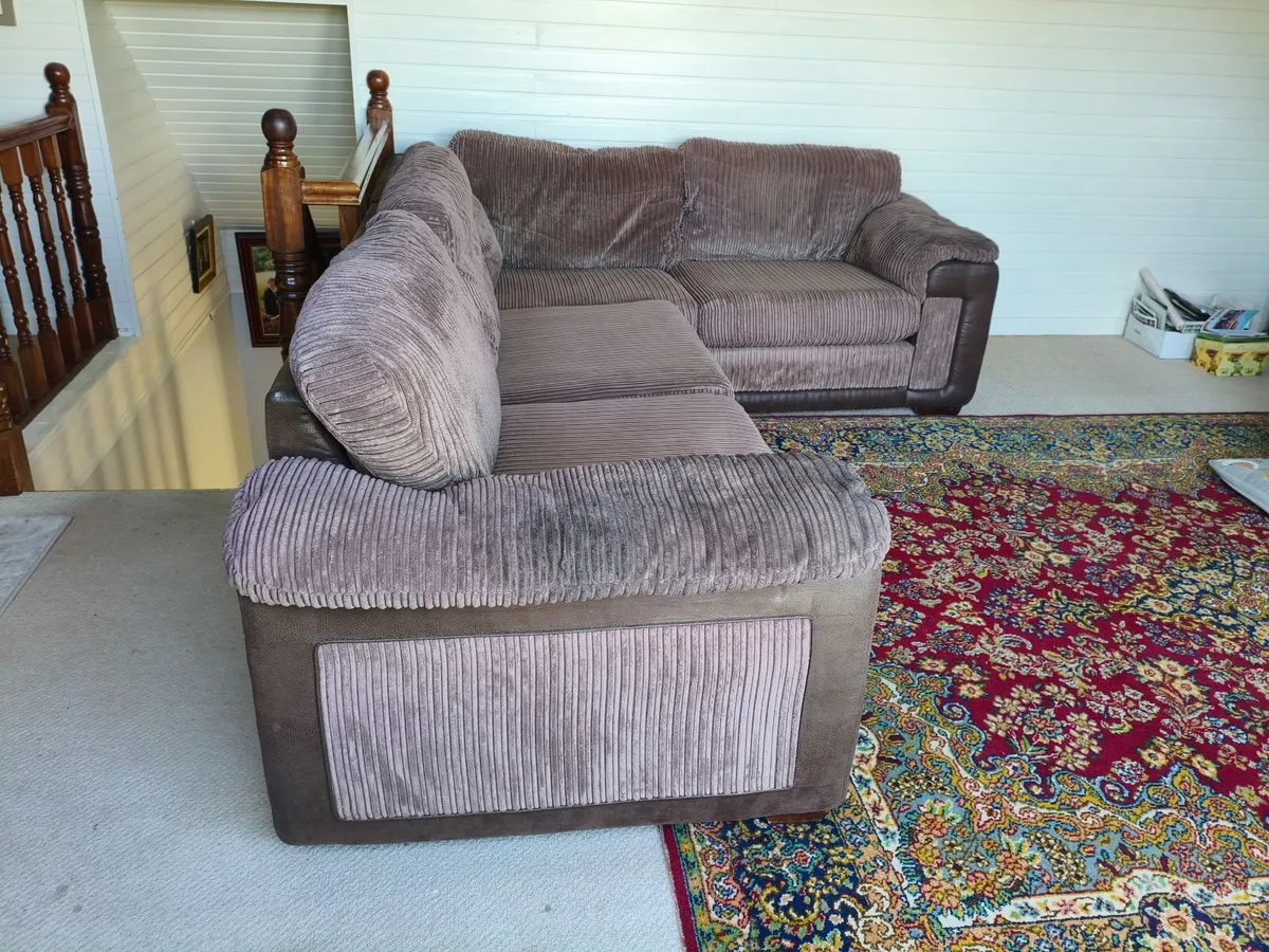 L Shaped couch In good condition compfortable - Image 4
